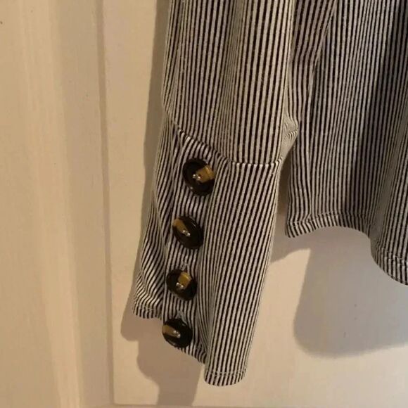 Adorable button sleeved top L - Picture 3 of 3